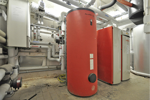 



3
 Die Beheizung der Wohnanlage erfolgt über eine Kombination von Pelletheizung und Gas-Brennwerttechnik. Während in den Lofts ein BioWIN XL in Kombination mit dem Gasbrennwertgerät Genios die Wärmeversorgung sicherstellt … 
