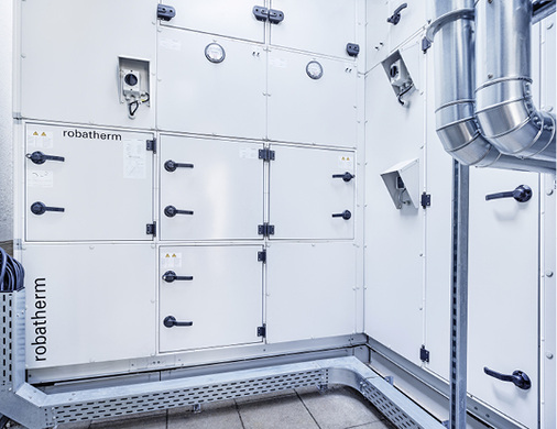 
2
 Selbst für den Fotografen war es aufgrund der Platzverhältnisse eine Herausforderung, das RLT-Gerät auf ein Bild zu bekommen. 



