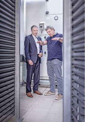 



3
 Planer Ulrich Setzer (rechts) und Werner Mayer von robatherm bei der Besichtigung des RLT-Geräts. 
