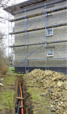 



2
 Modernisierung der Hausgruppe Grabenäckerstraße 7/9/11 im Jahr 2016. Trasse der Nahwärmeleitung im Vordergrund. 
