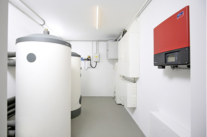 



6
 Blick in den Haustechnikraum mit Pufferspeicher, Trinkwarmwasserspeicher und Wechselrichter. 
