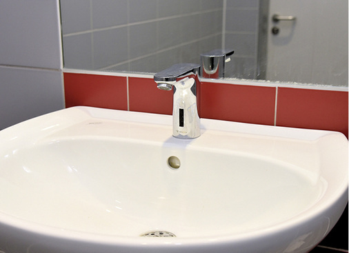 



2
 Hygienischer Komfort und ein ansprechendes Design: In einem teilsanierten Gebäude auf dem Essener Campus sind die elektronischen Waschtisch-Armaturen Celis E installiert.
