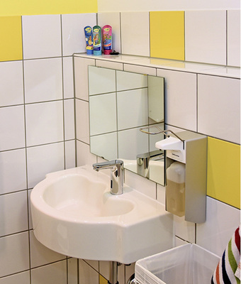 



3
 Hände waschen, Zähnchen putzen, Gesicht säubern: Die elektronische Armatur Celis E ist auch in den beiden Universitäts-Kindertagesstätten installiert. Dank der berührungslosen Funktionsweise kommen schon die Allerkleinsten mit dieser Waschtisch-Armatur sehr gut zurecht. 
