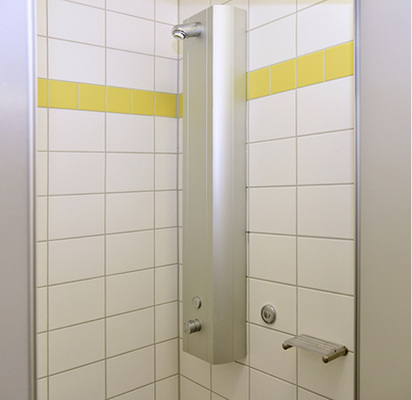 



4
 Konstant angenehme Wassertemperatur durch eingebaute Thermostate: Bei den Duschpaneelen Linus DP-C-T aus eloxiertem Aluminium hat den Verantwortlichen außerdem die Optik gefallen. 
