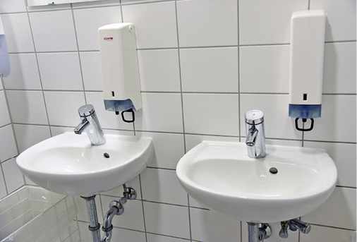 
5
 Auch die robuste Waschtisch-Armatur Puris SC findet auf dem Campus Essen Anwendung: Mit ihrer Selbstschluss-Funktion erfüllt sie in sehr stark frequentierten Sanitärräumen, wie hier im Forschungsgebäude der Fakultät für Chemie, die hohen Anforderungen in Bezug auf Wirtschaftlichkeit, Funktionssicherheit und Hygiene. 



