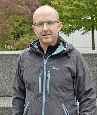 
6
 Armaturen von Schell haben Jörn Brückmann, Sachbearbeiter Versorgungstechnik und Hygieneprüfung im Technischen Gebäudemanagement an der Universität Duisburg-Essen restlos überzeugt: „Diese Sanitärarmaturen sind absolut beständig – ihre Funktionszuverlässigkeit bewährt sich in Semester-Zeiten viele Hundert Male an jedem Tag.“



