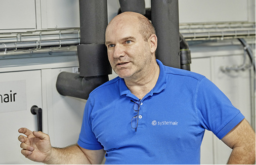 
7
 Servicetechniker Jürgen Sutter weiß aus der täglichen Praxis um die Bedeutung, die zum Beispiel die einfache Zugänglichkeit von Brandschutzklappen für die vorgeschriebenen Wartungsarbeiten hat. 



