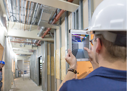 



3
 … inzwischen ist die gesamte Wertschöpfungskette der Baubranche jedoch einer neuen Bedrohung ausgesetzt: Der Cyberkriminalität. Es gibt jedoch einige relativ einfache Schritte, mit denen die Unternehmen das Risiko, durch Cyberkriminalität Schaden zu nehmen, erheblich reduzieren können. 
