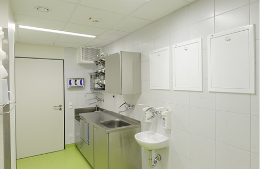 <p>
</p>
<p>
<span class="GVAbbildungszahl">3</span>
 Aus hygienischen Gründen dominiert in Krankenhäusern Edelstahl das Interieur. Mit Raxinox bietet Viega ein Edelstahlverbundrohr an, das jetzt auch hinter der Wand ohne größeren Arbeitsaufwand die sortenreine Trinkwasser-Installation aus diesem hochwertigen Material ermöglicht. 
</p> - © Viega
 
3
 Aus hygienischen Gründen dominiert in Krankenhäusern Edelstahl das Interieur. Mit Raxinox bietet Viega ein Edelstahlverbundrohr an, das jetzt auch hinter der Wand ohne größeren Arbeitsaufwand die sortenreine Trinkwasser-Installation aus diesem hochwertigen Material ermöglicht.