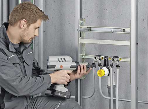 



4
 Das flexible Rohr mit einem Inliner aus Edelstahl wird von der Rolle verlegt. Zum Rohrsystem gehören Pressverbinder mit PPSU-Stützkörper als Dichtfläche. 
