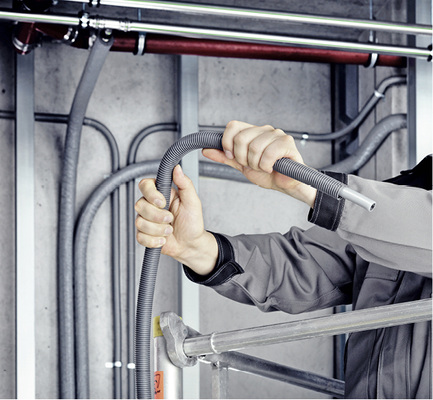 



7
 Der entscheidende Verarbeitungsvorteil: Das Raxinox-Rohr kann, trotz Edelstahl-Inliner, von Hand in Form gebracht werden; ideal für die Installation beispielsweise in der Vorwand. 
