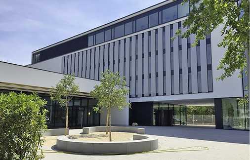 <p>
</p>

<p>
<span class="GVAbbildungszahl">2</span>
 Die „European Organisation for the Exploitation of Meterological Satellites“ Eumetsat ist eine zwischenstaatliche Organisation mit Sitz in Darmstadt, die Satelliten zur Wetter- und Klimabeobachtung entwickelt und betreibt. Im neu gebauten East Building der Organisation befinden sich thermoaktive Bauteilsysteme, die zur Regulierung der Temperatur im Gebäude genutzt werden. Zur vorausschauenden Steuerung integrierte der SBC-Systempartner Tobol Wetterprognosedaten. Das sorgt für Wohlfühlklima und mehr Effizienz bei der Klimatisierung des Bürogebäudes als bislang. Denn vorher erfolgte die Steuerung anhand von tabellarischen Daten, denen jeweils eine Jahreszeit zugeordnet wurde. Untypische Temperaturabweichungen waren dabei schwer zu berücksichtigen. 
</p> - © Eumetsat

