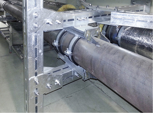 



3
  Festpunkt Typ B für sehr hohe Kräfte an einem Edelstahlrohr: Hier werden Druckstücke paarweise so an das Rohr angeschweißt, dass die Konsole Bewegungen in axialer Richtung verhindert. Zwischen Druckstück und Konsole befindet sich ein Schalldämmelement.
