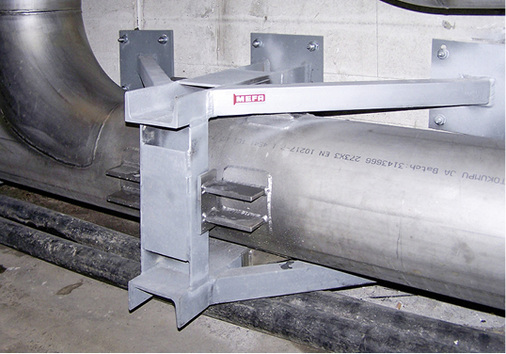 



4
  Ein weiteres Beispiel für einen Festpunkt Typ B an einem Stahlrohr: Hier sind die Druckstücke jeweils auf der gegenüberliegenden Seite des Rohrs angeschweißt. Für die Einleitung großer Kräfte in die Wand ist die Montageschiene zusätzlich mit Abstrebungen gesichert. 
