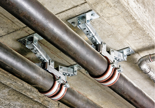 



5
  Für Kräfte mittlerer Größenordnung reichen Festpunkte Typ A aus. Diese sind mit einem Paar Druckstücken ausgestattet, die hier oben auf dem Stahlrohr festgeschweißt sind. Die Einleitung der Kräfte in die Betondecke erfolgt mit Gelenkhaltern. 
