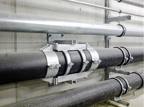 



6
  Wenn keine Druckstücke angeschweißt werden dürfen, weil die Rohrleitung zu dünn oder wie im Bild aus Kunststoff ist, kommen Festpunkte mit Klemmverbindungen zum Einsatz. Die übertragbaren Kräfte sind hierbei allerdings nicht so hoch.
