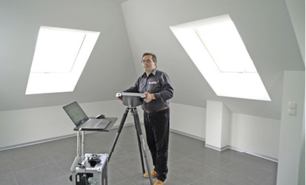 



4
 Dazu wird das Aufmaßsystem im Raum aufgestellt und kalibriert, danach können die Messpunkte selektiv erfasst werden. 
