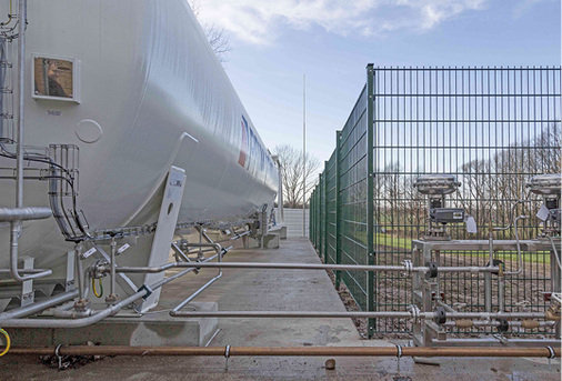 <p>
<span class="GVAbbildungszahl">3</span>
 Der Spezialtank zur Lagerung von tiefkaltem LNG ist vakuumisoliert und verfügt über eine Doppelwandausführung. Auf diese Weise wird einem sogenannten Boil-off-Prozess vorgebeugt, bei dem bereits eine geringe Wärmezufuhr zur Verdampfung und damit zu einer unerwünschten Regasifizierung innerhalb des Tanks führt. 
</p>

<p>
</p> - © Yados GmbH / Eco ice Kälte GmbH

