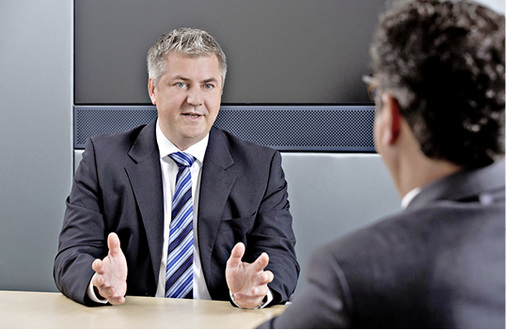 



4
 Michael Lechte: „Wer sich heute für ein VRF-System mit R410A entscheidet, kann dies in der Gewissheit tun, dass er über die Lebensdauer der Anlage ein Kältemittel verwendet, das alle gesetzlichen Anforderungen erfüllt. In den HFO-Kältemitteln sehen wir eine der denkbaren Alternativen für den Ersatz von R134a bei Kaltwassererzeugern.“ 
