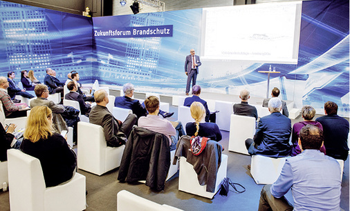 <p>
</p>

<p>
<span class="GVAbbildungszahl">2</span>
 In der Messe-halle können die Besucher der VdS-BrandSchutzTage 2018 das „Zukunftsforum Brandschutz“ mit vielen Vorträgen besuchen. 
</p> - © VdS

