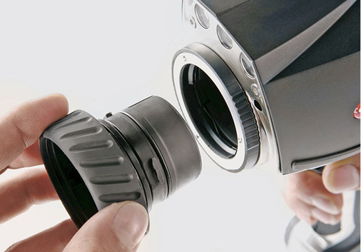 
6
 Profi-Kameras sollten über ein umfangreiches optionales Zubehör verfügen, wozu insbesondere mehrere Wechseloptiken, Filter und Vorsätze gehören. Verfügt die Kamera über eine automatische Objektiverkennung, beugt dies Messfehlern vor. 



