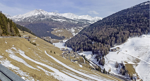 



2
 Obwohl die Alpen ein prosperierender Lebensraum mit vielen touristischen Highlights sind, zieht es jedoch immer mehr jüngere Bergbewohner mangels beruflicher Perspektiven in die Ballungsgebiete. 
