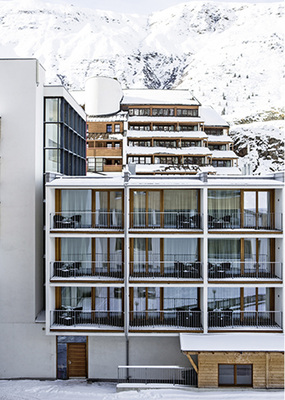<p>
<span class="GVAbbildungszahl">3</span>
 Durch den wachsenden alpinen Tourismus steigt der Heiz- und Kühlbedarf in den Bergregionen. Da Strom fast überall vorhanden ist, oft sogar aus Wasserkraft oder PV-Anlagen, liegt es nahe, das geothermische Potenzial des Erdreichs mittels Wärmepumpen zu nutzen, wie im Hotel „The Crystal“ in Obergurgl/Österreich. Das Hotel liegt in einer Höhe von 1905 m; die mittlere Jahrestemperatur liegt bei 6 °C. Als Wärmequelle dienen 67 Erdwärmesonden mit einer Tiefe von 120 m. Die Fläche der PV-Anlage beträgt rund 300 m
<sup>2</sup>
. Umgerechnet ersetzt die Wärmepumpe etwa 90 000 l Heizöl. Die Amortisation der Erdwärmepumpen-Anlage soll bei 12 bis 14 Jahren liegen.
</p>

<p>
</p> - © „The Crystal“ / Daniel Zangerl

