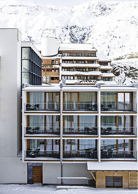 
3
 Durch den wachsenden alpinen Tourismus steigt der Heiz- und Kühlbedarf in den Bergregionen. Da Strom fast überall vorhanden ist, oft sogar aus Wasserkraft oder PV-Anlagen, liegt es nahe, das geothermische Potenzial des Erdreichs mittels Wärmepumpen zu nutzen, wie im Hotel „The Crystal“ in Obergurgl/Österreich. Das Hotel liegt in einer Höhe von 1905 m; die mittlere Jahrestemperatur liegt bei 6 °C. Als Wärmequelle dienen 67 Erdwärmesonden mit einer Tiefe von 120 m. Die Fläche der PV-Anlage beträgt rund 300 m
2
. Umgerechnet ersetzt die Wärmepumpe etwa 90 000 l Heizöl. Die Amortisation der Erdwärmepumpen-Anlage soll bei 12 bis 14 Jahren liegen.



