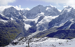 
4
 Der Alpenraum ist in viel stärkerem Maße vom Klimawandel betroffen, zu erkennen am Rückgang der Gletscher. Die Temperatur ist dort in den letzten 100 Jahren doppelt so stark angestiegen wie im globalen Durchschnitt. 



