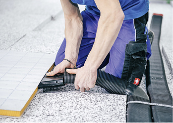 



5
 Kanalübergänge verbinden das Bodenpaneel mit den tiefer verlegten Lüftungskanälen. 
