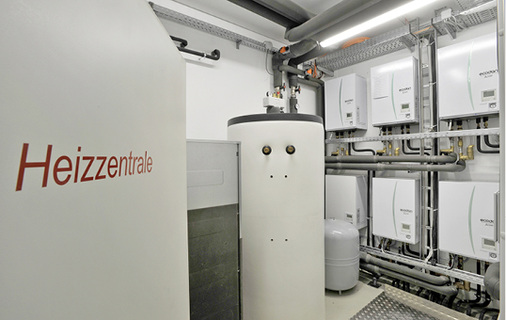 



2
 In der Heizzentrale befinden sich die wassergekühlte R2-Einheit (links), der Pufferspeicher und die sechs Wasserwärmeübertrager-Einheiten (HEX-Units). 
