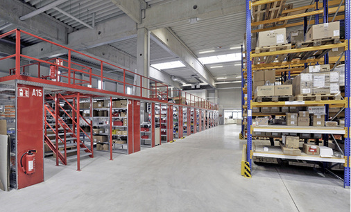 



3
 Die rund 2000 m
2
 große Lagerhalle wird mit einer Industriefußbodenheizung beheizt. 
