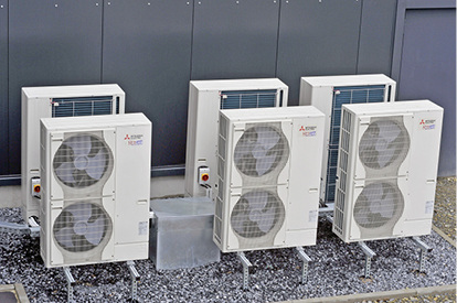 



4
 Die Mr.-Slim-6er-Kaskade arbeitet entweder als Wärmepumpe zum Heizen oder als Rückkühler zur Abführung überschüssiger Wärmeenergie aus dem wasserseitig gekoppelten VRF-System. 
