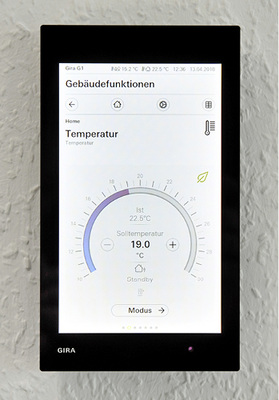 
6
 Die Einstellung der Temperatur für die einzelnen Räume erfolgt über eine Tablet-Anzeige der Gebäudeautomation oder über das hauseigene Netzwerk von den PC-Arbeitsplätzen. 



