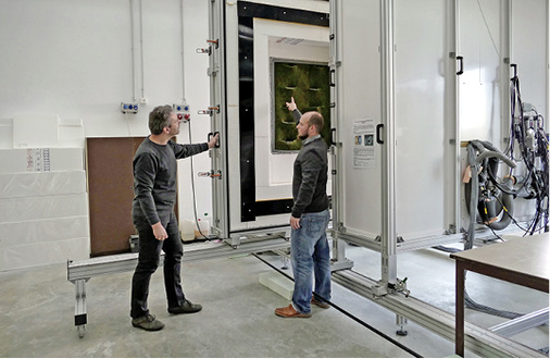 



2
 Dr. Helmut Weinläder und Felix Klinker vor der sogenannten Hotbox zur Bestimmung des Wärmewiderstandes von Bauteilen. Ihre Prognose: Wichtige Impulse für PCM-Systemlösungen gehen von Quartierslösungen, Sektorkopplung und einer netzdienlichen Betriebsweise von gebäudetechnischen Anlagen aus. 
