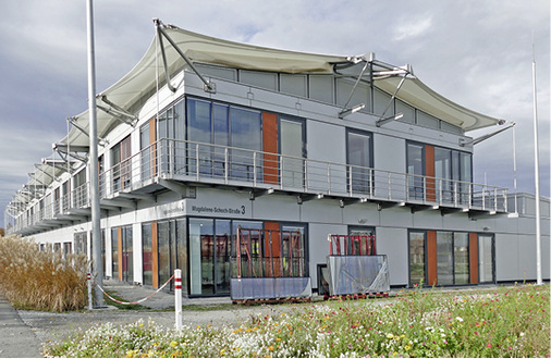 



3
 Das ZAE Bayern – hier das Gebäude am Standort Würzburg – sieht sich als Schnittstelle zwischen erkenntnisbasierter Grundlagenforschung und angewandter Industrieforschung. Im Institutsgebäude wird auch ein installiertes PCM-Kühldeckensystem im realen Betrieb regelungstechnisch optimiert. 
