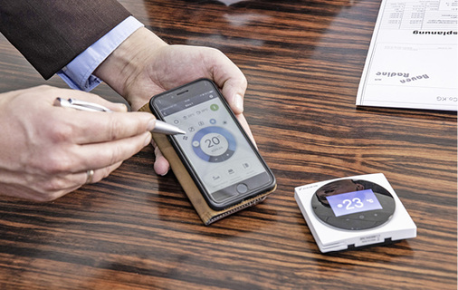 
7
 Bedienteil und App für die Raumtemperatursteuerung des VRV-Systems. „Über alle Phasen zufriedene Kunden, wenn man die Gelegenheit bekommt, die Wertigkeit, besondere Funktionen und den über das normale hinausgehenden Nutzen von Produkten und Systemen zu erläutern.“ 



