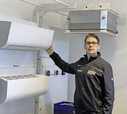 
9
 Rainer Briewig: „Wenn wir uns rechtzeitig, z. B. mit installationstechnischen Aspekten einbringen können, kann man später quasi durchinstallieren. Das vermeidet Leerzeiten, das notwendige Material ist stets verfügbar und insgesamt erhöht sich die Effizienz. Für uns ist es also viel günstiger, unser Know-how am Round Table einzubringen, als hinterher auf der Baustelle eigentlich im Vorfeld vermeidbare Probleme zu lösen.“ 



