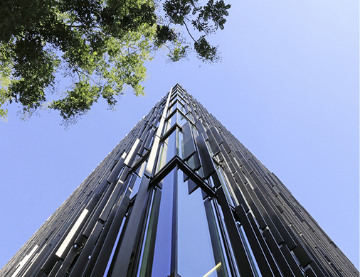 



2
 Hinter der Fassade befinden sich insgesamt rund 600 dezentrale LTG-Lüftungsgeräte, um die Büro-flächen bedarfsgerecht zu klimatisieren. 
