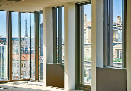 



3
 Mit 990 mm Breite fügen sich die – hier braun verkleideten – Fassadenlüftungsgeräte perfekt in das enge Achsraster. 
