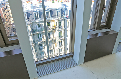 
5
 In dem nur 13 cm hohen Doppelboden der Büroetagen finden Gebläsekonvektoren der LTG Platz. Sie unterstützen die Kühlwirkung der Fassadenlüftungsgeräte und führen die kühle Luft über die Auslassgitter im Boden zugfrei in den Raum. 



