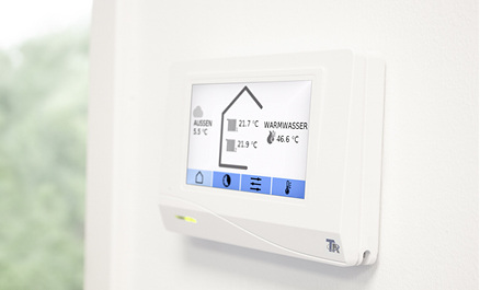 <p>
</p>

<p>
<span class="GVAbbildungszahl">4</span>
 Die Bedien- und Anzeigeeinheit CAN-MTx2 mit 4,3“-Touchdisplay verfügt über das gleiche Bedienkonzept wie der frei programmierbare Universalregler UVR16x2. Sie besitzt eine Sensoreinheit für Raumtemperatur, Feuchte und Luftdruck. In CAN-Netzwerken ermöglicht sie den Zugriff von mehreren CAN-MTx2 auf einen Regler sowie von einem CAN-MTx2 auf mehrere Regler.
</p> - © Technische Alternative RT

