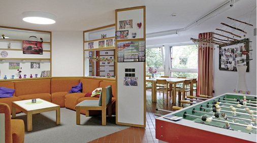 



3
 …früher gab es viel Kritik an den Raumtemperaturen. Durch den Einbau von Einzelraumreglern in den 96 Räumen haben sich die Beschwerden auf nahezu Null reduziert. Für jeden Raum ist die Wunschtemperatur der Bewohner zentral hinterlegt. 
