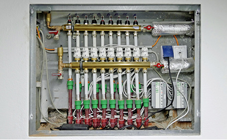 



4
 Der Eingriff in das bestehende hydraulische System war gering. Neu sind die elektrothermischen Stellantriebe mit Auf-/Zu-Funktion und die Standard-Drosselventile für den statischen Hydraulischen Abgleich. 

