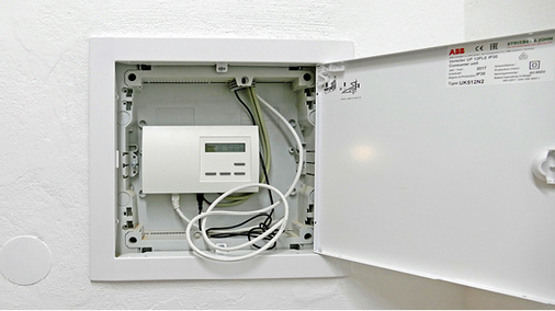 <p>
</p>

<p>
<span class="GVAbbildungszahl">5</span>
 Die Zentraleinheit – ein Gerät für 18 Räume – ist über Ethernet mit dem zentralen Netzwerk des SBZ verbunden. Die Bedienung erfolgt über PCi-Software durch die Haustechnik. Eine Besonderheit ist die Option, die Temperatur- und Regelungshistorie für jeden Raum aufzurufen. 
</p> - © Thermozyklus

