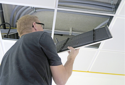 



3
 Decken- und Wandheizungen sowie -kühlungen nehmen in der neuen Fassung der Schnittstellenkoordination in bestehenden Gebäuden einen größeren Raum ein. Zur klassischen Konstruktion „Rohre direkt an der Decke im Putz“ sind mehrere abgehängte Varianten hinzugekommen. 
