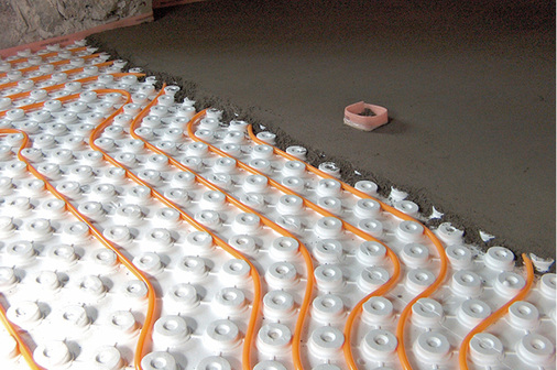 



5
 Die gestiegene Systemvielfalt bei den Flächenheizungen hat den Umfang der Schnittstellenkoordination in bestehenden Gebäuden deutlich erweitert. Pro System muss der Anwender allerdings nur etwa 15 Seiten inklusive der Protokolle beachten.
