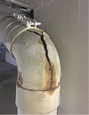 



2
 Riss in einer Gebäudeentwässerungsleitung. 
