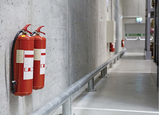 



2
 Über Feuerlöscher im gewerblichen Bereich würde niemand ernsthaft diskutieren, im privaten Bereich sind sie nicht generell vorgeschrieben und damit auch nicht in jedem Haushalt verfügbar. 
