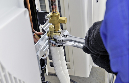 
5
 Der F-Gase-Phase-down hat keine Auswirkungen auf aufbereitetes Kältemittel, das sich bereits im Markt befindet und umweltschonend wiederverwendet wird. 



